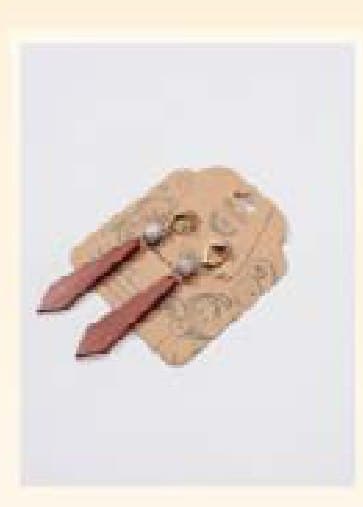 Aretes de madera con semilla