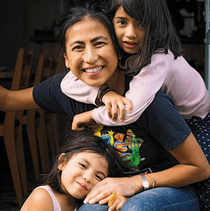 Mujer artesana del Perú en su taller